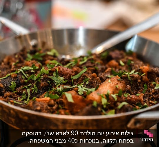 תבשיל בשר עם עשבי תיבול במחבת מתכת